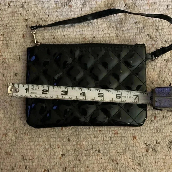 Unbranded Woman’s Wristlet With Patchwork Pattern - Picture 4 of 7